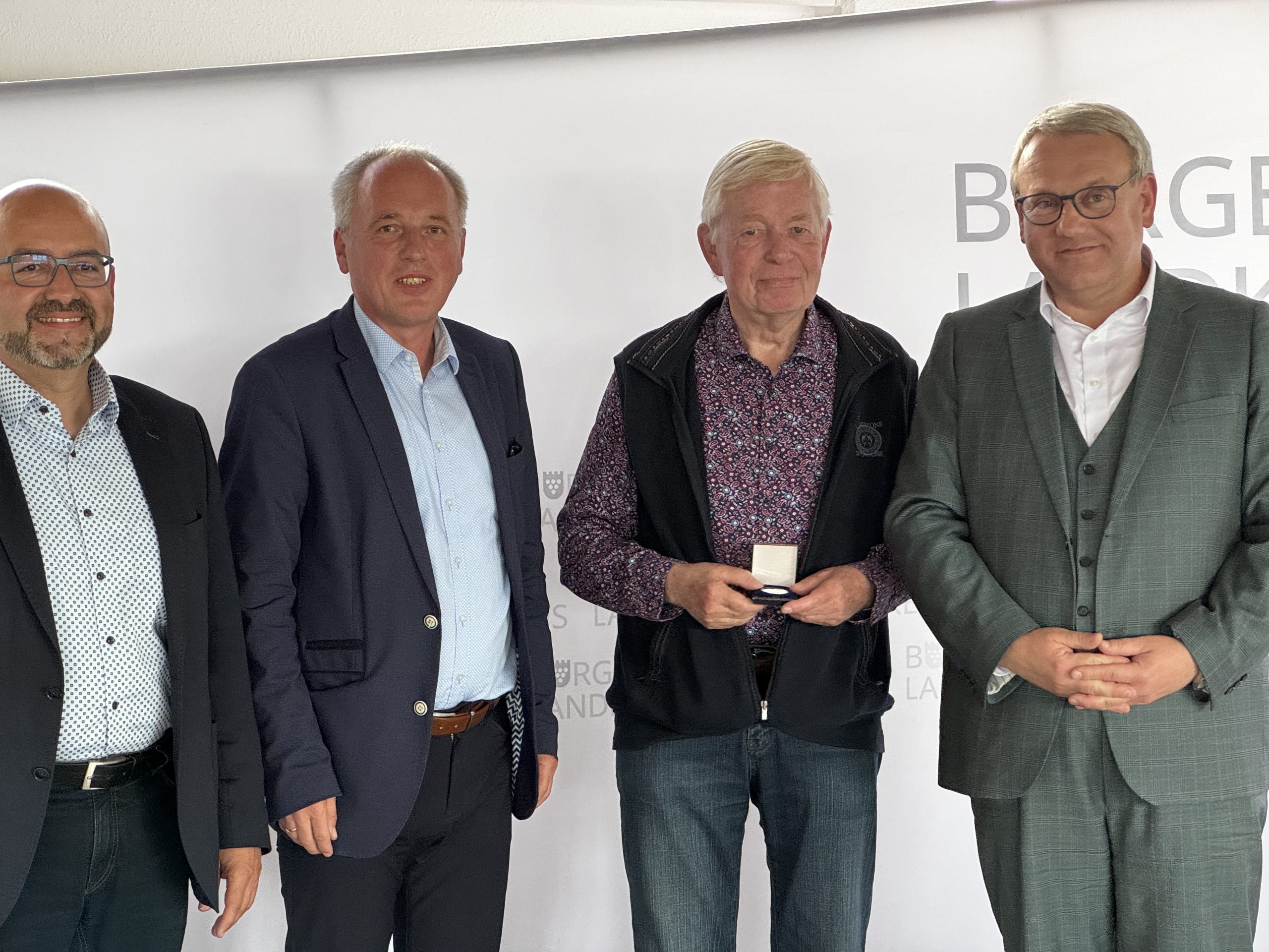 Rüdiger Erben und Christoph Hamel gemeinsam mit dem Landrat des Burgenlandkreises, Görtz Ulrich, und dem Vorsitzenden des Kreistages, Andy Haugk